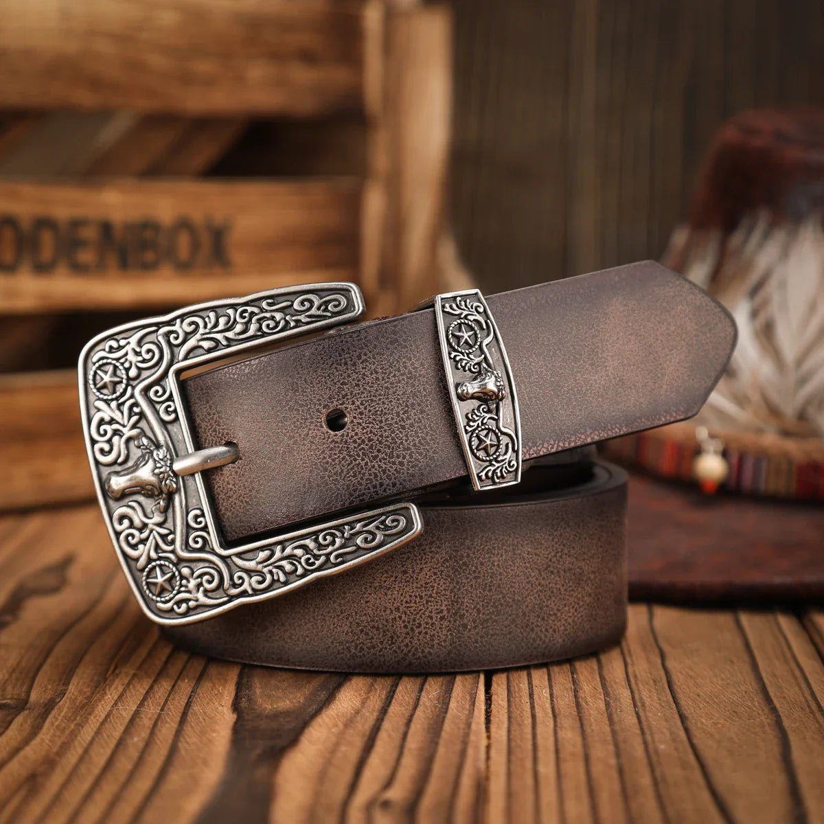 A casual, individual and retro belt, a Western-style clothing accessory, metal buckle, PU belt, suitable for both men and women