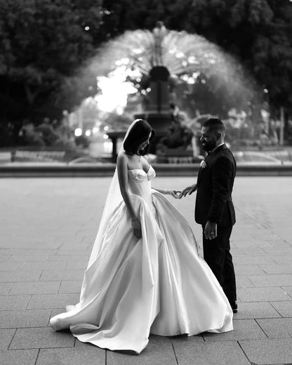 Elegant Sweetheart Off White Satin Wedding Dress for Women Luxury Long Train Corset Simple Bride Dress SW010
