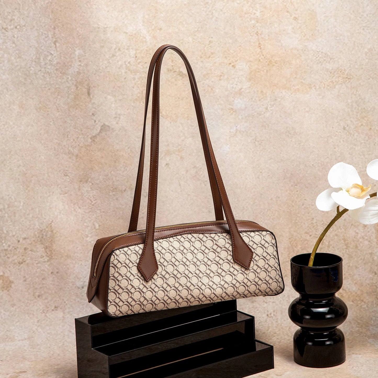 Designer Geometric Leather Totes Luxurious Bags in  Artistic Patterns Leather Ergonomic Straps Combine Modern Versatility