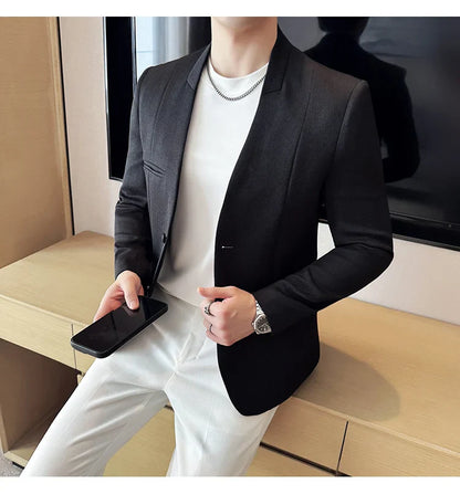 The new Chinese-style collarless suit is fashionable, handsome and versatile. It is a solid-color Korean-style fitted and fashio