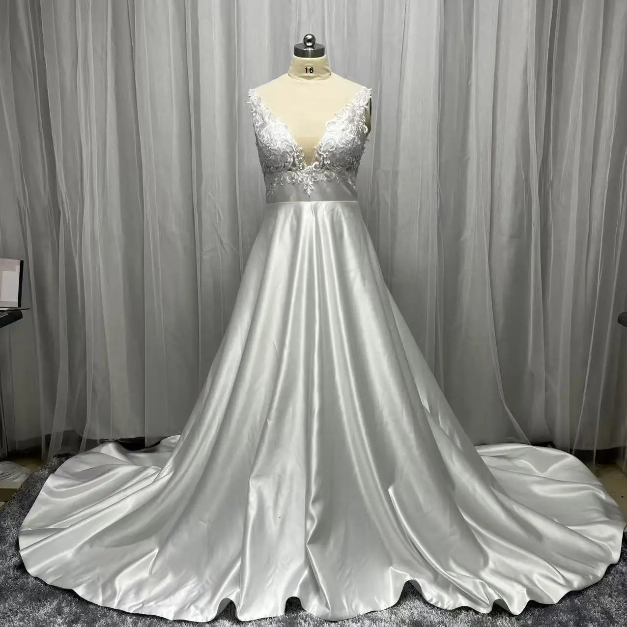 Customized Princess Wedding Dress A-Line Deep V Neck Lace Appliques Bride Dresses Satin Fabric Boho Cheap Dubai Wedding Gowns