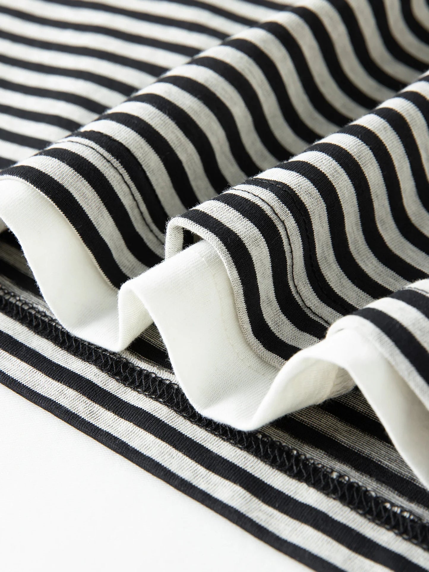 2025 New Fake Two-piece Black White Striped V-neck Retro Long-sleeved T-shirt Women's Autumn 2025 New Chic Tops 25FS13227
