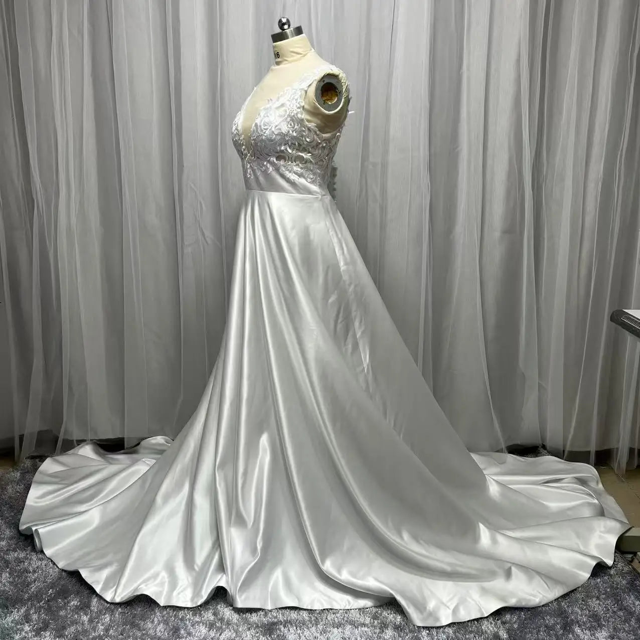 Customized Princess Wedding Dress A-Line Deep V Neck Lace Appliques Bride Dresses Satin Fabric Boho Cheap Dubai Wedding Gowns