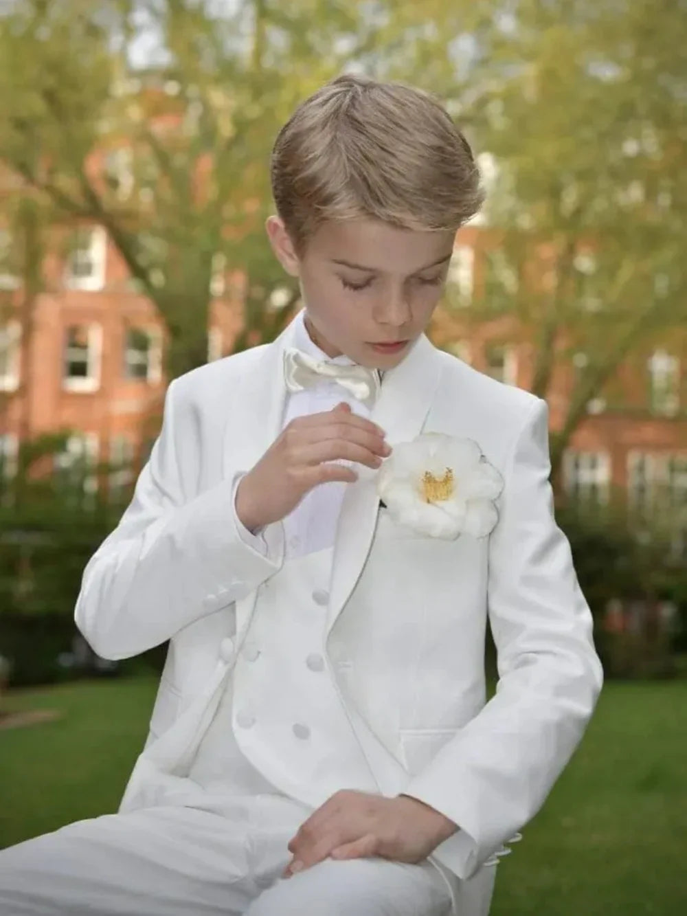 2025 New White Boys Suits 4 Pieces Jacket Vest Pants Bow-tie For Birthday Party Graceful Lapel Child Tuxedo Wedding Guest