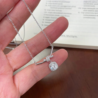 Certified 5mm Round Moissanite Necklace Niche Light Ribbon-motif Shape Pendant Necklaces for Valentine's Day Jewelry Gift