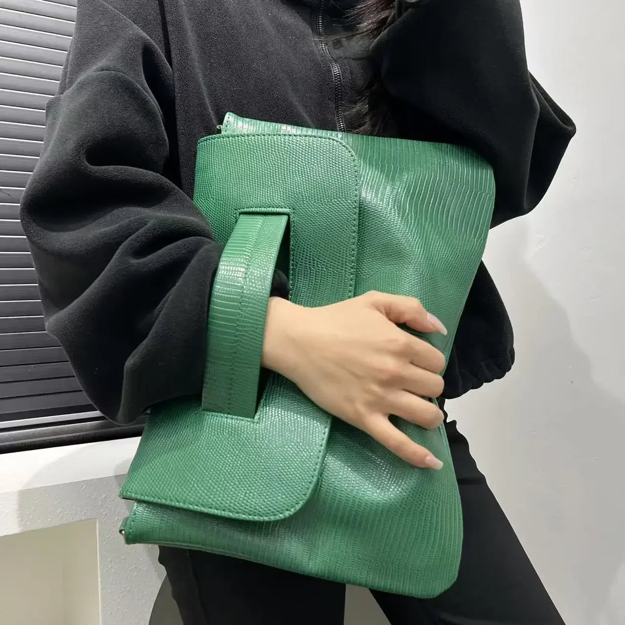 Ladies' fashionable retro snake patterned handbag with high capacity and detachable shoulder strap, single shoulder bag