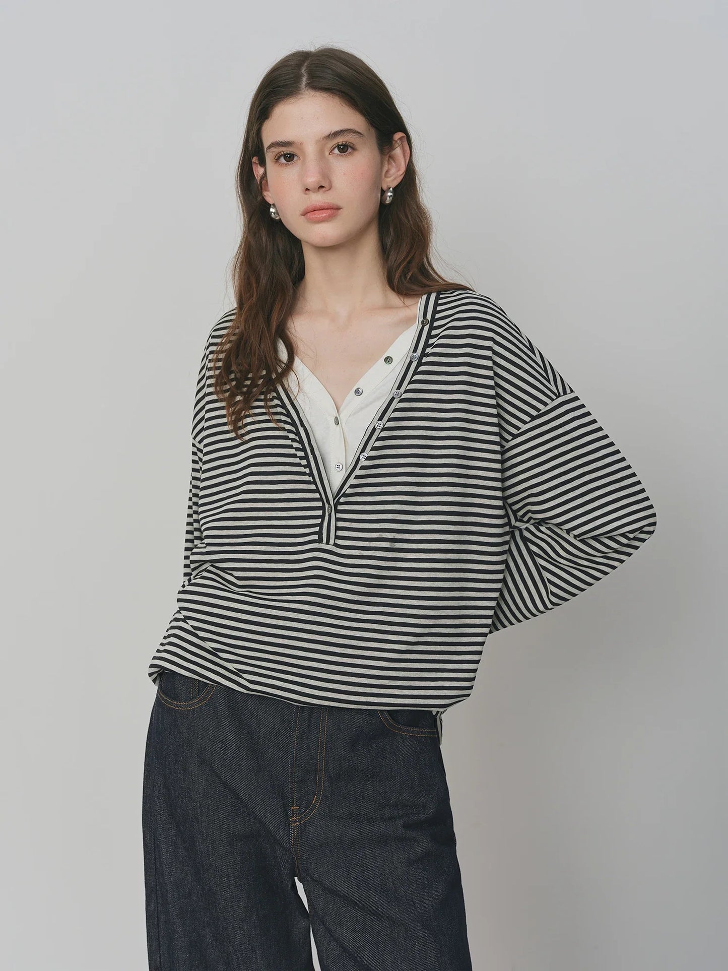 2025 New Fake Two-piece Black White Striped V-neck Retro Long-sleeved T-shirt Women's Autumn 2025 New Chic Tops 25FS13227
