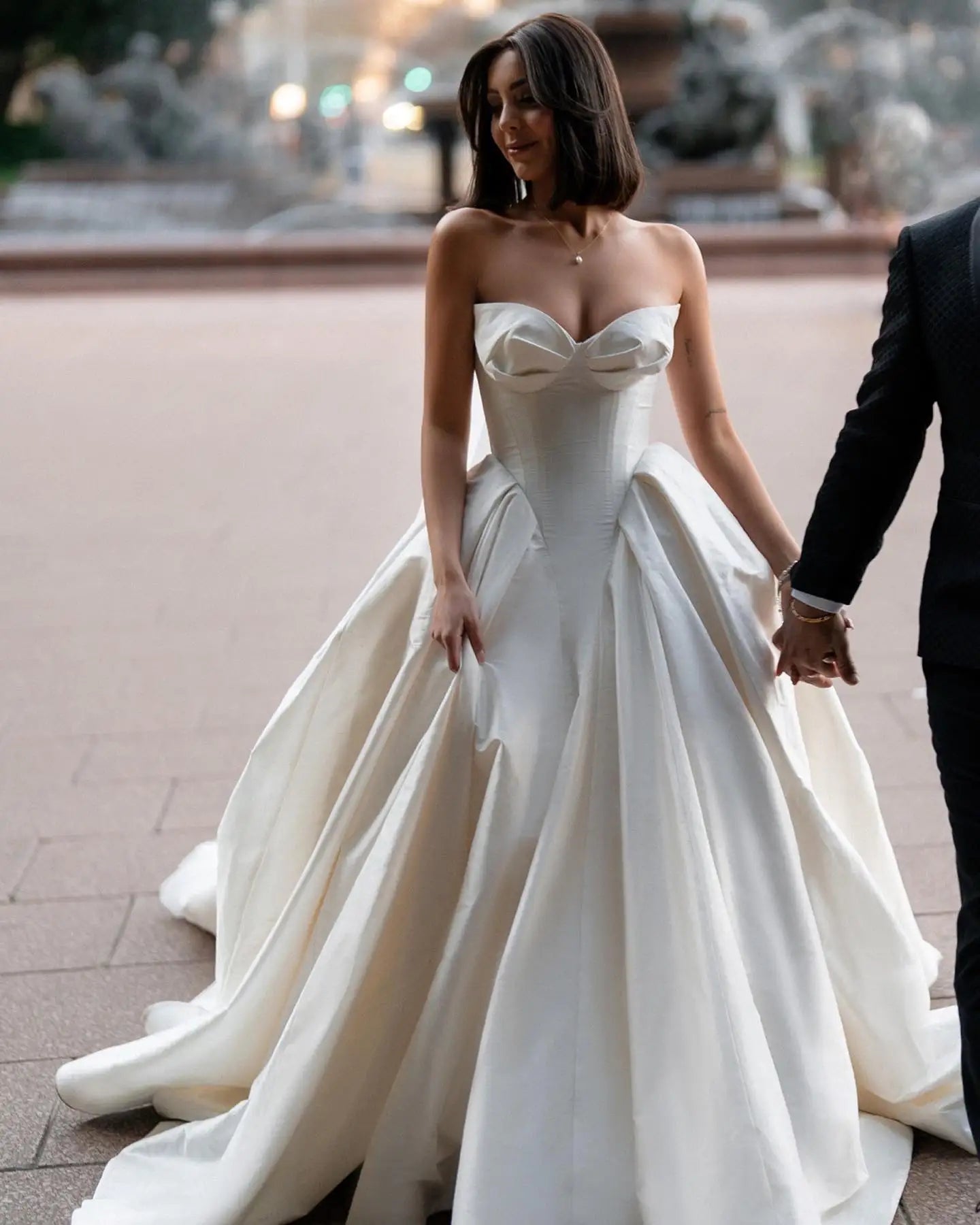 Elegant Sweetheart Off White Satin Wedding Dress for Women Luxury Long Train Corset Simple Bride Dress SW010