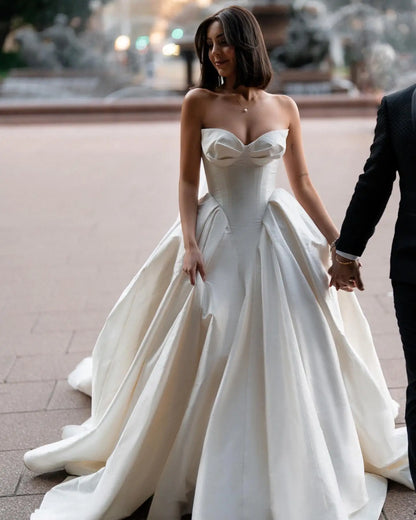 Elegant Sweetheart Off White Satin Wedding Dress for Women Luxury Long Train Corset Simple Bride Dress SW010