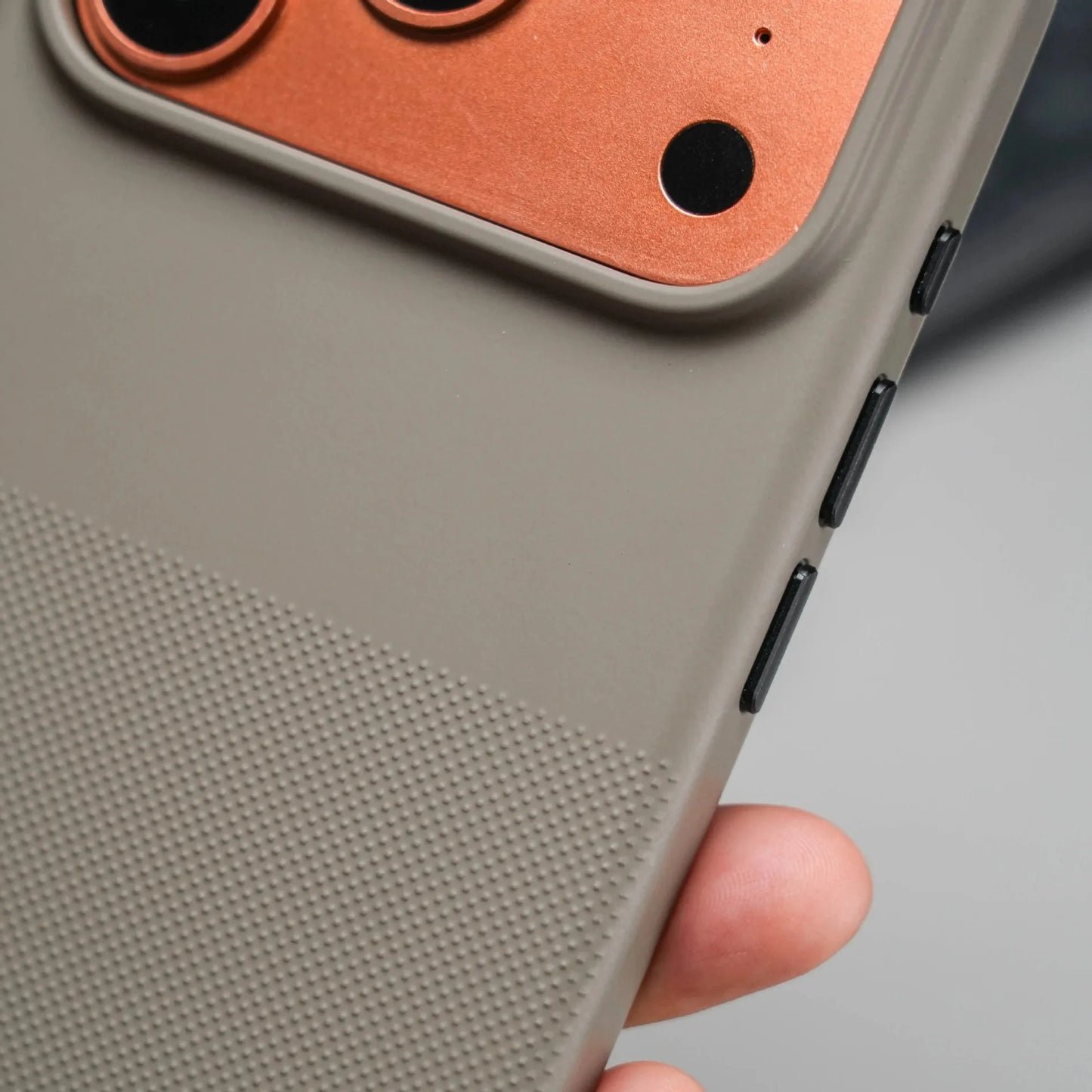 جراب هاتف مغناطيسي مضاد للسقوط بنمط نقطي بملمس طبيعي لهاتف iPhone 17 Pro Max متوافق مع MagSafe مع غطاء حماية بزر التحكم بالكاميرا