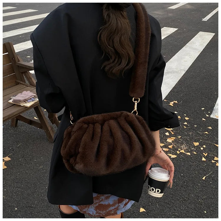 New Womens Shoulder Bag Fluffy Crossbody Bag Vintage Faux Fur Cloud Purse for Autumn Winter Commuting Simplified Storage Bags