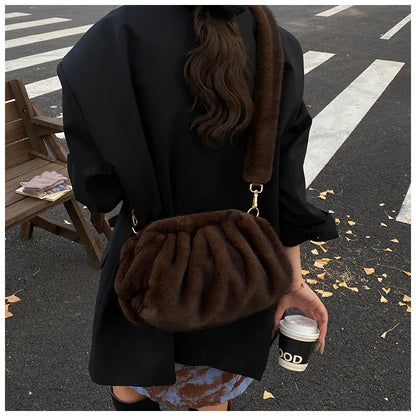New Womens Shoulder Bag Fluffy Crossbody Bag Vintage Faux Fur Cloud Purse for Autumn Winter Commuting Simplified Storage Bags