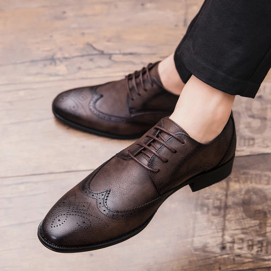 Lace-up casual leather shoes Men's wedding carved Brogues men's formal business pointed shoes Groom's leather shoes