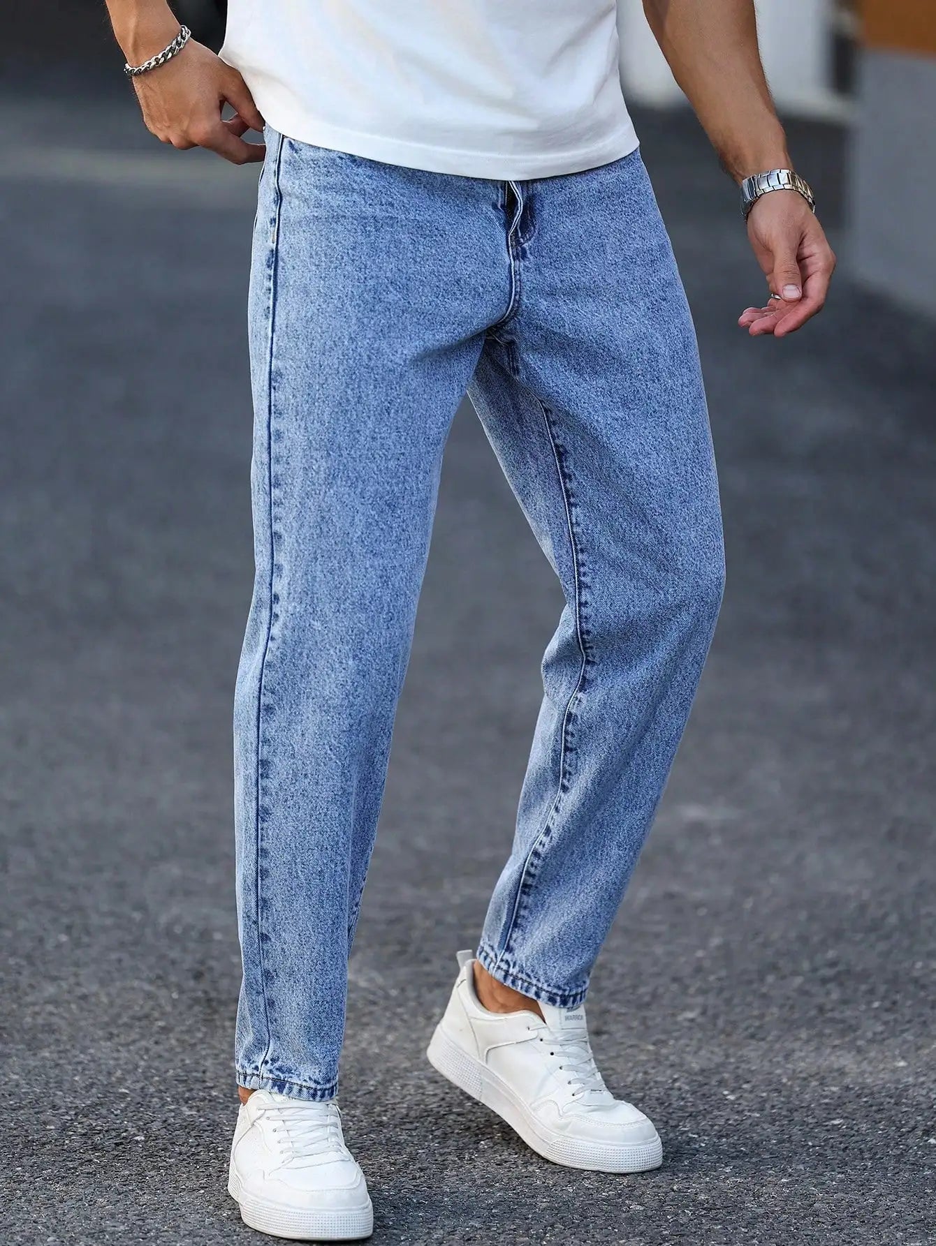 Men's light blue washed denim trousers are simple, casual and fashionable, slim-fitting to show long legs, and versatile.