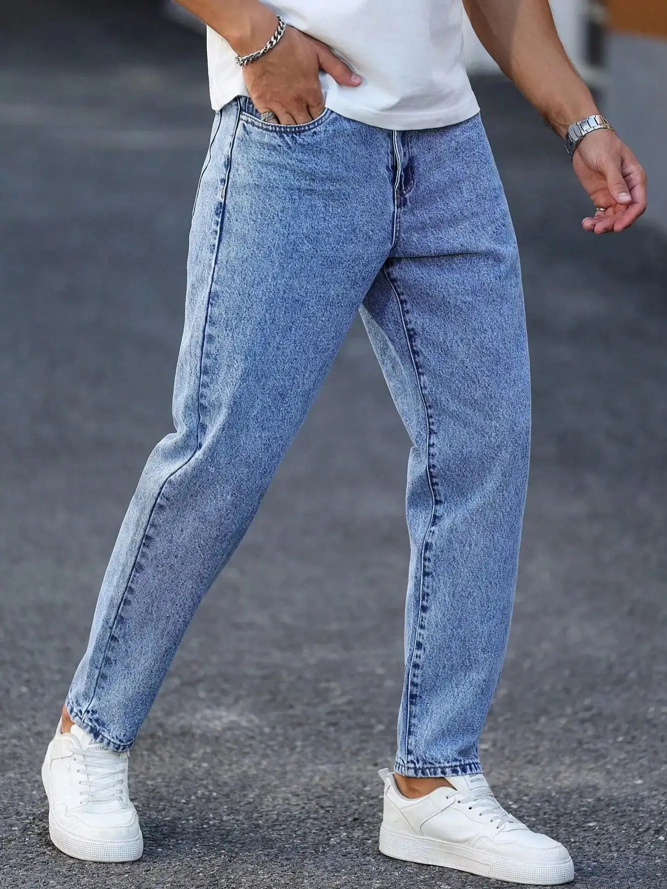 Men's light blue washed denim trousers are simple, casual and fashionable, slim-fitting to show long legs, and versatile.