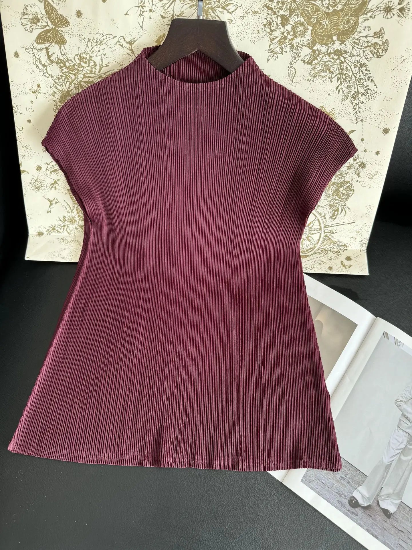 Miyake Versatile Classic Simple Solid Color Stand Up Collar Pleated Top Women Slim Slim Short Sleeve Miyake T-shirt Summer 2025