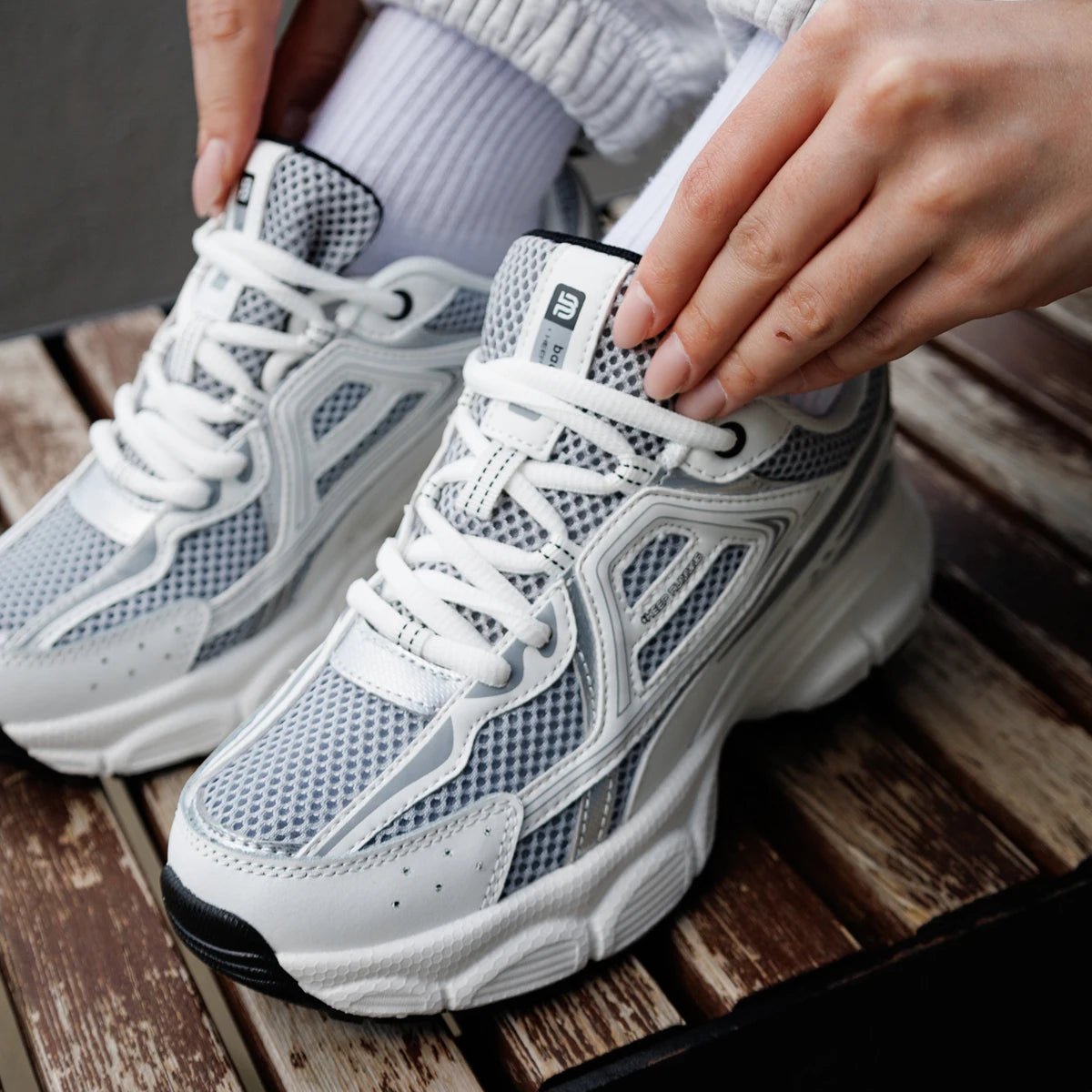 Women Retro Running Shoes Outdoor Mesh Lace Up Jogging Sports Shoes Female Casual Lightweight Breathable Non-slip Shoes