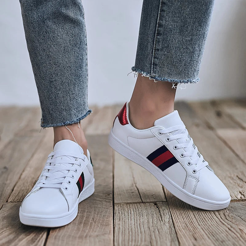 Original Brand Sneakers Men Bee Shoes High Quality Embroidery Men's Skateboard Shoes Comfortable Low Cut Women's Designer Shoes