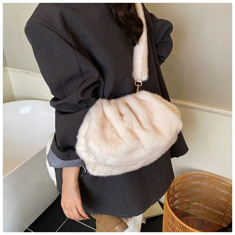 New Womens Shoulder Bag Fluffy Crossbody Bag Vintage Faux Fur Cloud Purse for Autumn Winter Commuting Simplified Storage Bags