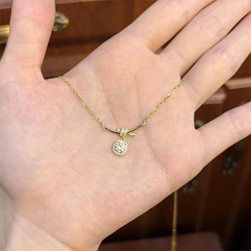 Certified 5mm Round Moissanite Necklace Niche Light Ribbon-motif Shape Pendant Necklaces for Valentine's Day Jewelry Gift