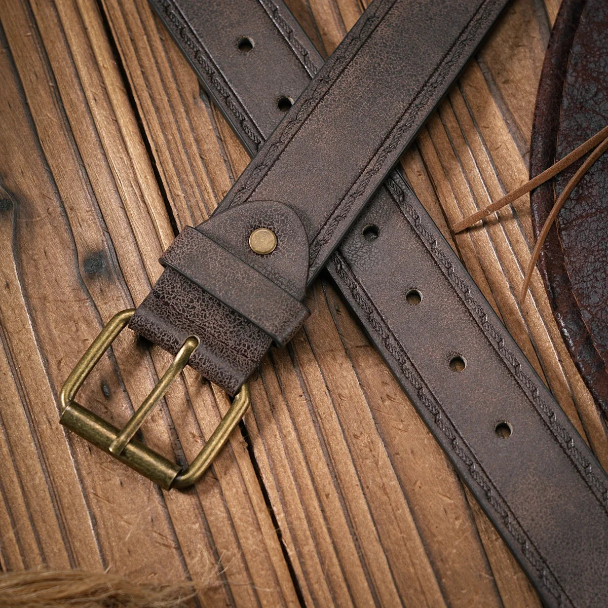 A Men's and Women's Matching Belt with Retro Button Closure, PU Faux Thread Embossed Belt, Casual Style, Versatile.