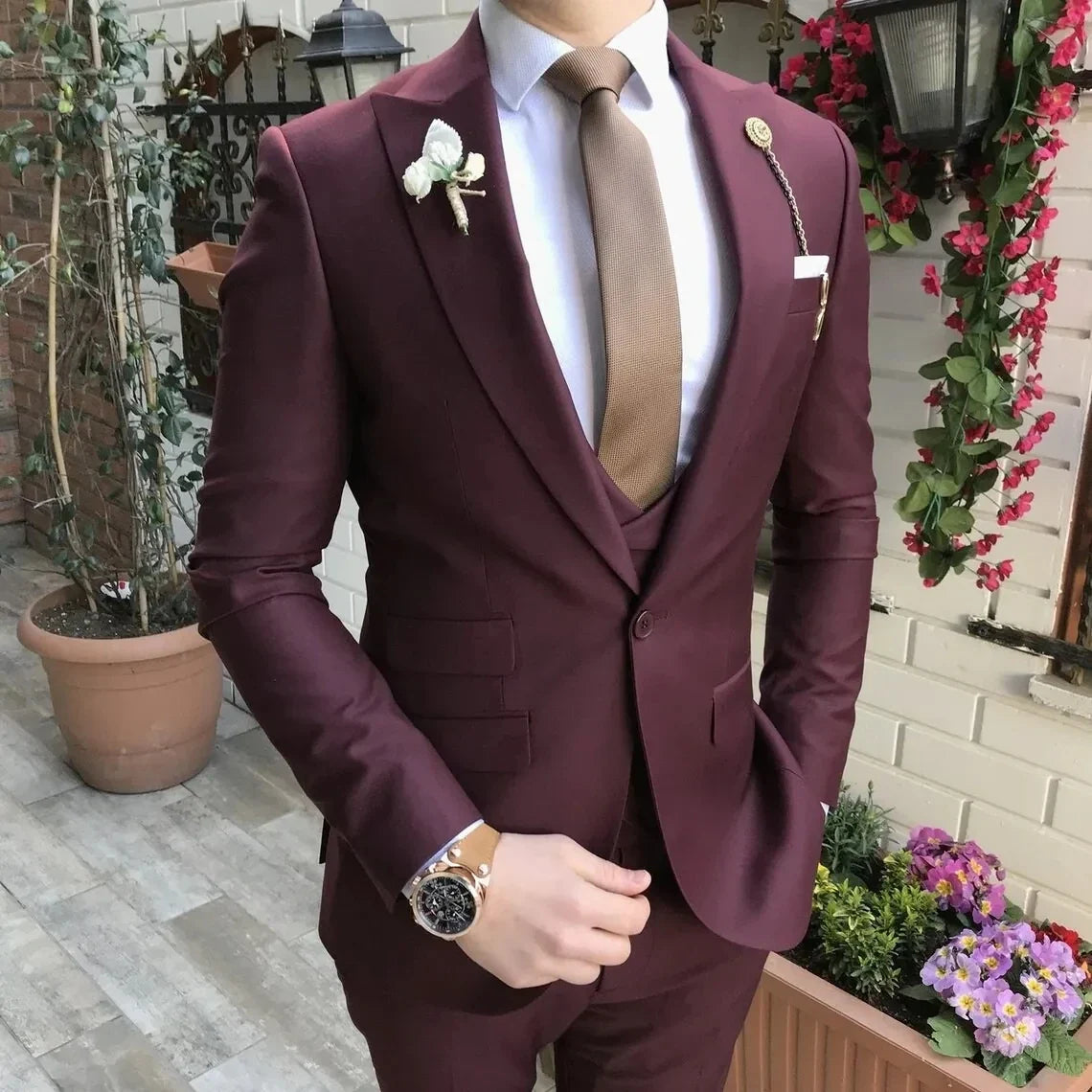 Burgundy Men Wedding Tuxedos Peaked Lapel One Button Slim Fit Groom Wear Handome Groomsmen Prom Evening Party Suit 3 pieces