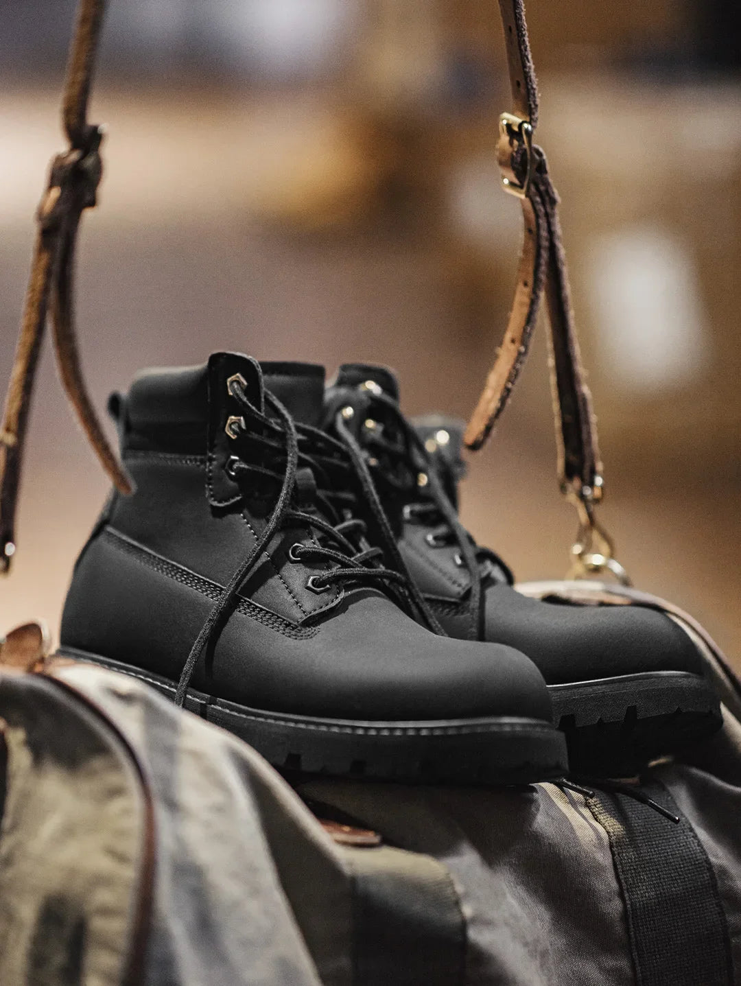 Men's Versatile Black Boots Plush Lining Warmth Shoes Retro Non-Slip Thick Sole Work Boots Outdoor Casual Mid-Calf Boots