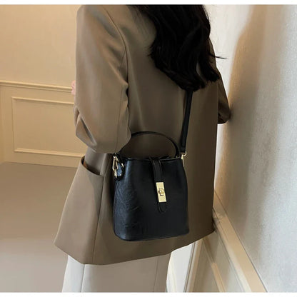 Retro small bag women 2024 new autumn/winter messenger bag fashion HOT portable bucket bag