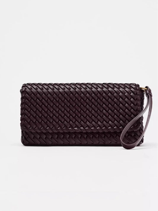 Woven bags exude a sense of sophistication. Single-shoulder crossbody bags and flip bags are simple and versatile