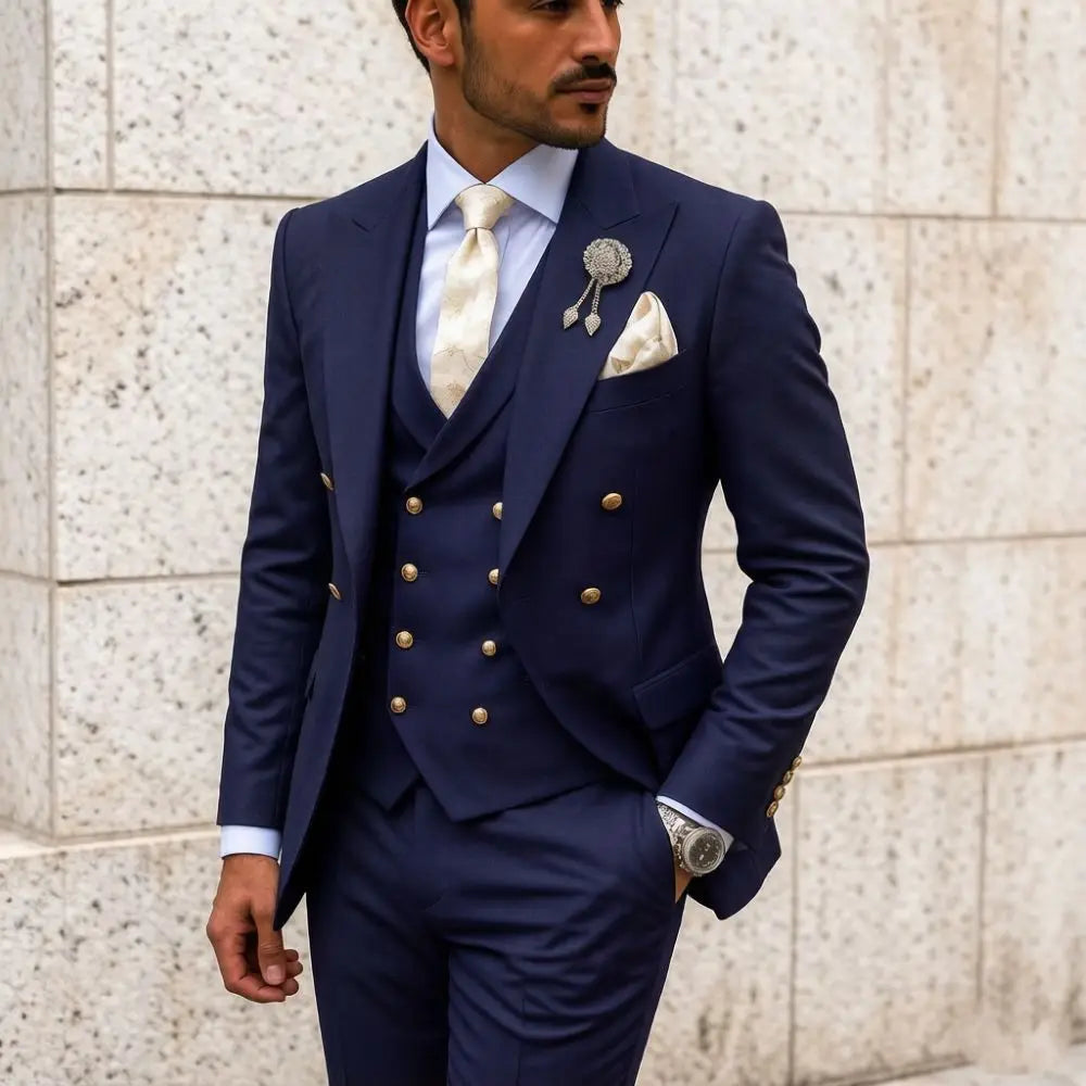 Mens White 3 Piece Suits Double Breasted Waistcoat Wedding Tuxedo Shiny Gold Buttons Luxury Formal Groom Prom Party Celebration