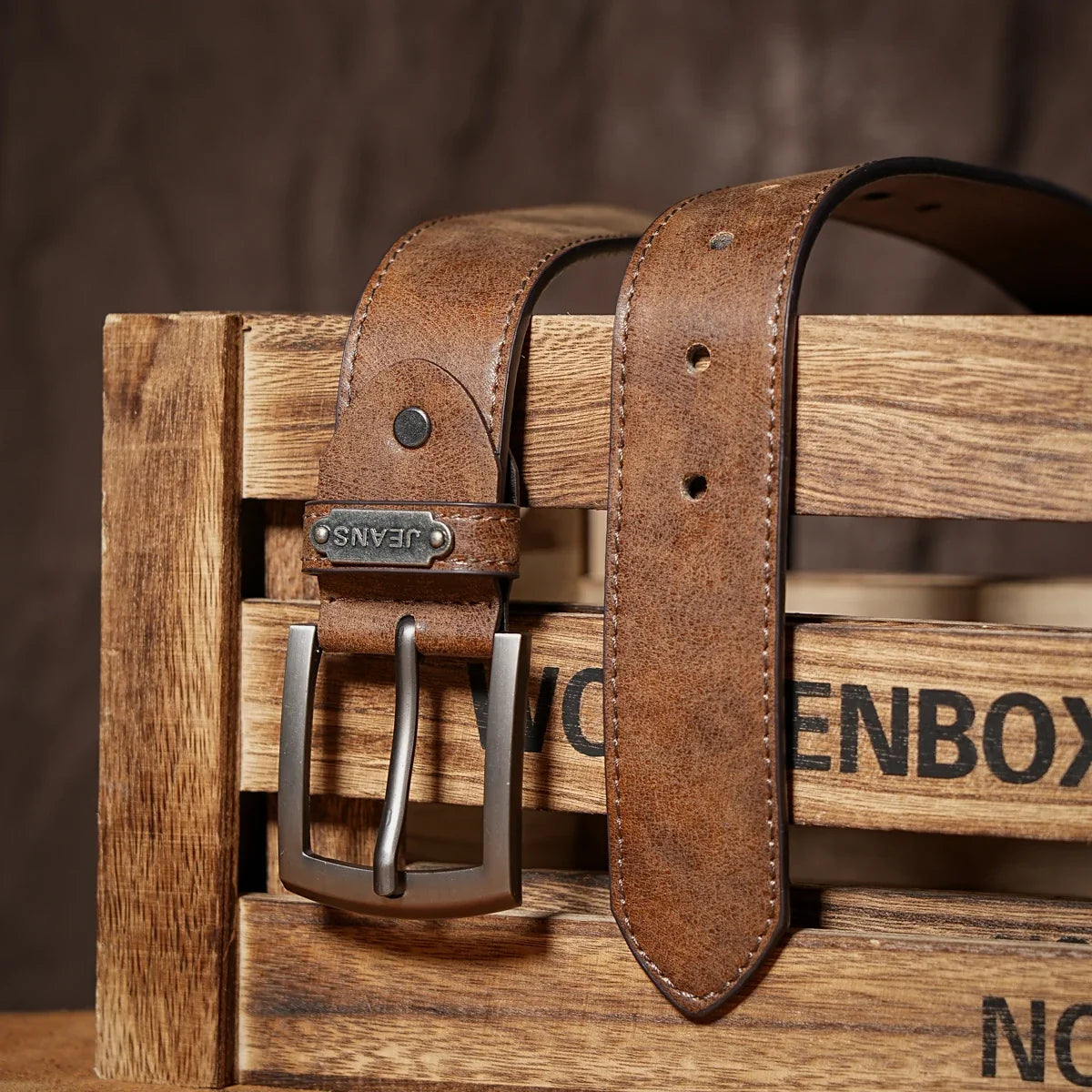 A casual, individual and retro belt, Western-style clothing accessory, metal buckle, PU belt, suitable for both men and women