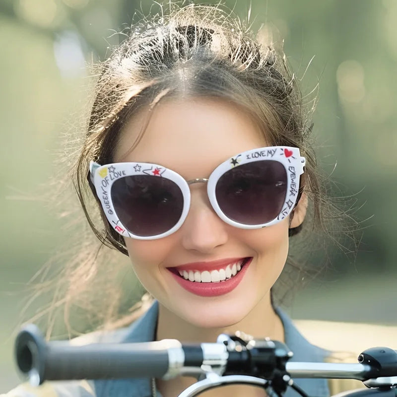 Ins 2025 New Hand-drawn Graffiti Sunglasses Unique Text Personality Fashion Sun Glasses Women Men Cat Eye Gafas De Sol UV400