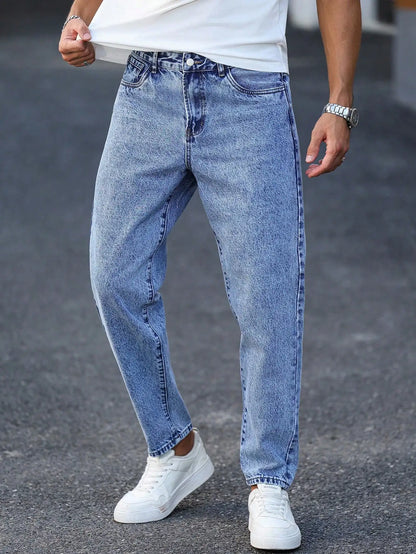 Men's light blue washed denim trousers are simple, casual and fashionable, slim-fitting to show long legs, and versatile.