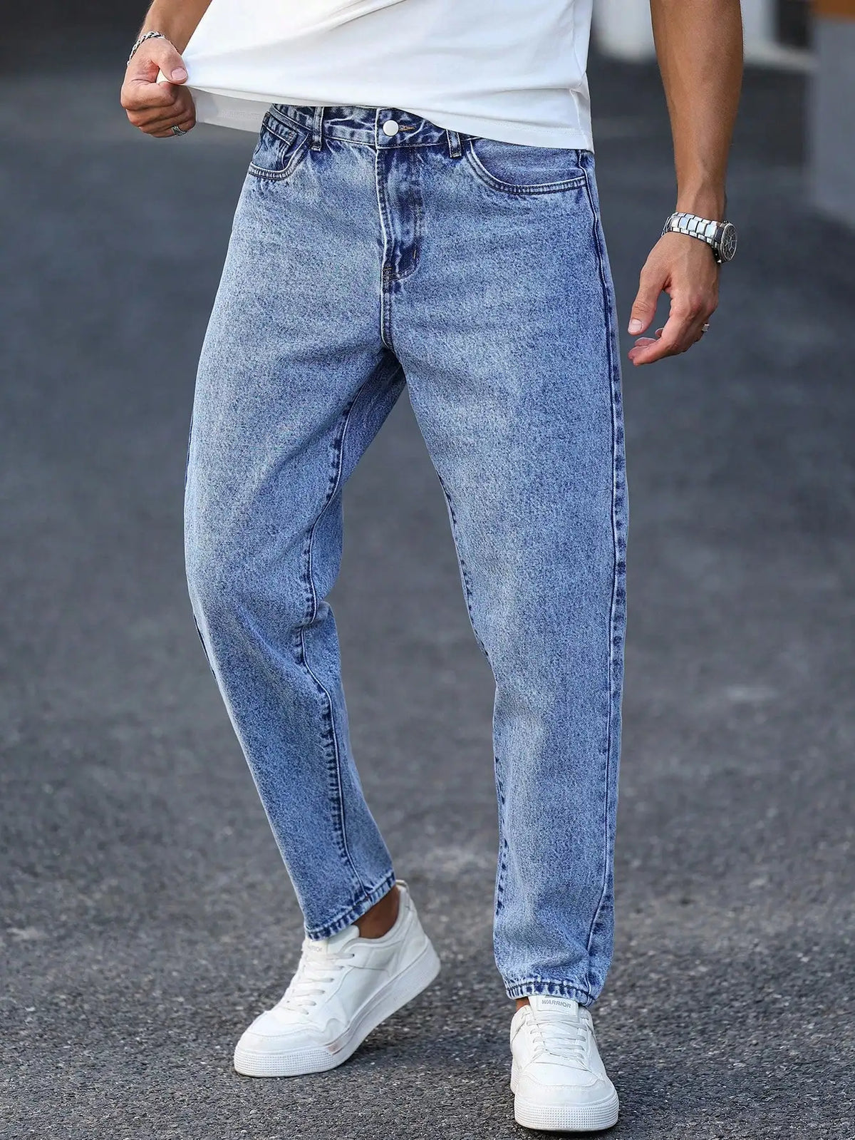 Men's light blue washed denim trousers are simple, casual and fashionable, slim-fitting to show long legs, and versatile.