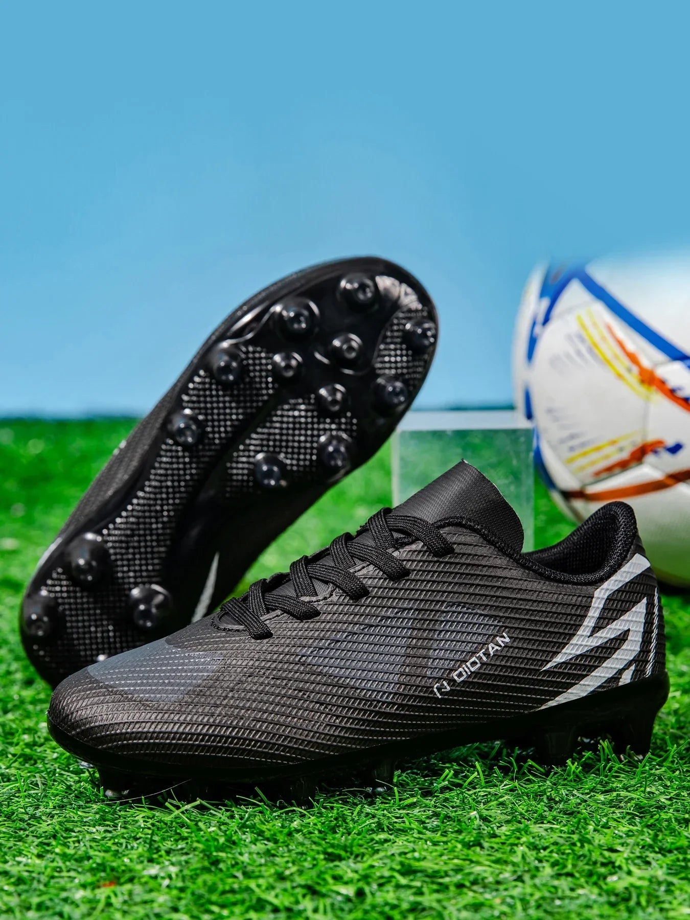 Low-top, soccer shoes, unisex, TF and FG, slip-resistant and wear-resistant, available in 3 colors. Sole spikes Not above ankle