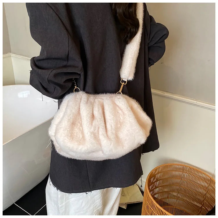 New Womens Shoulder Bag Fluffy Crossbody Bag Vintage Faux Fur Cloud Purse for Autumn Winter Commuting Simplified Storage Bags