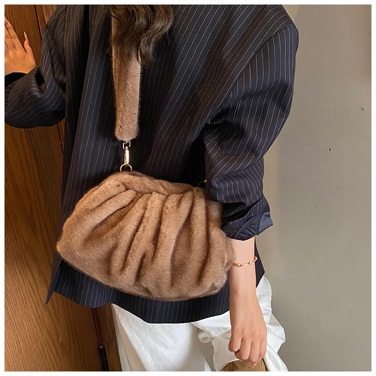 New Womens Shoulder Bag Fluffy Crossbody Bag Vintage Faux Fur Cloud Purse for Autumn Winter Commuting Simplified Storage Bags