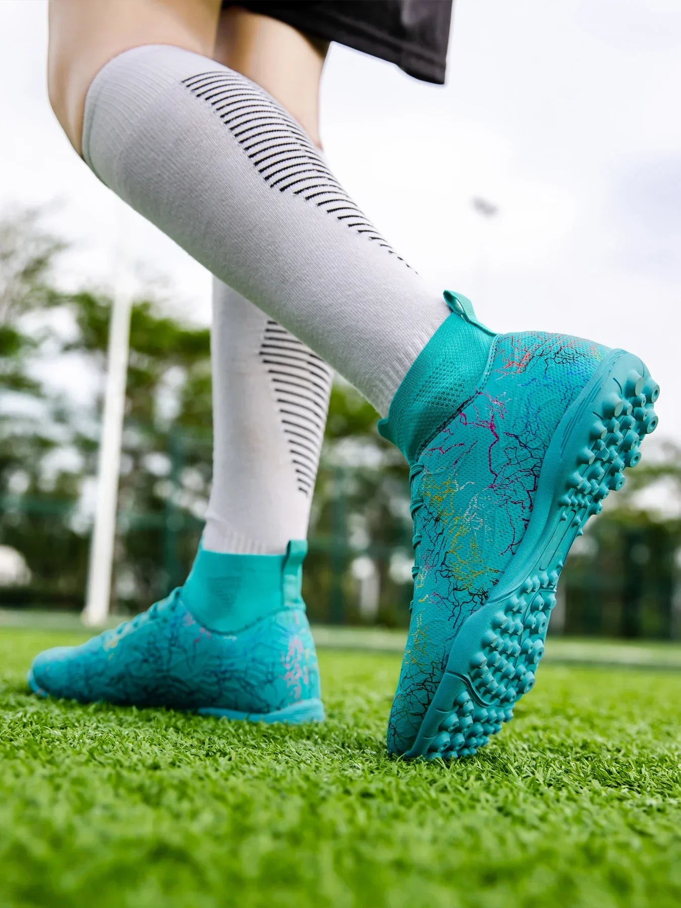 High quality, high-top football shoes, unisex style, comfortable, breathable, available in TF and FG options.  Sole spikes