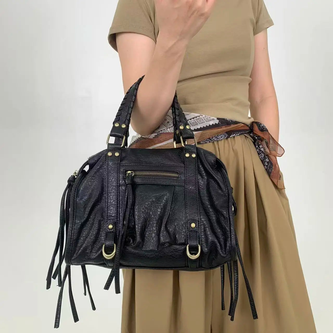 Y2K women's street style personalized rivet made old shoulder bag, retro motorcycle tote bag