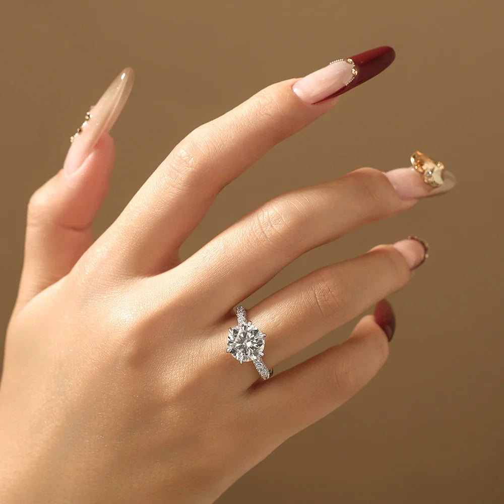 Bagues classiques ATTAGEMS 4 carats en moissanite ronde brillante avec pavé, anneau de fiançailles ou de mariage en argent 925 pour femme, un choix de cadeau de bijoux.