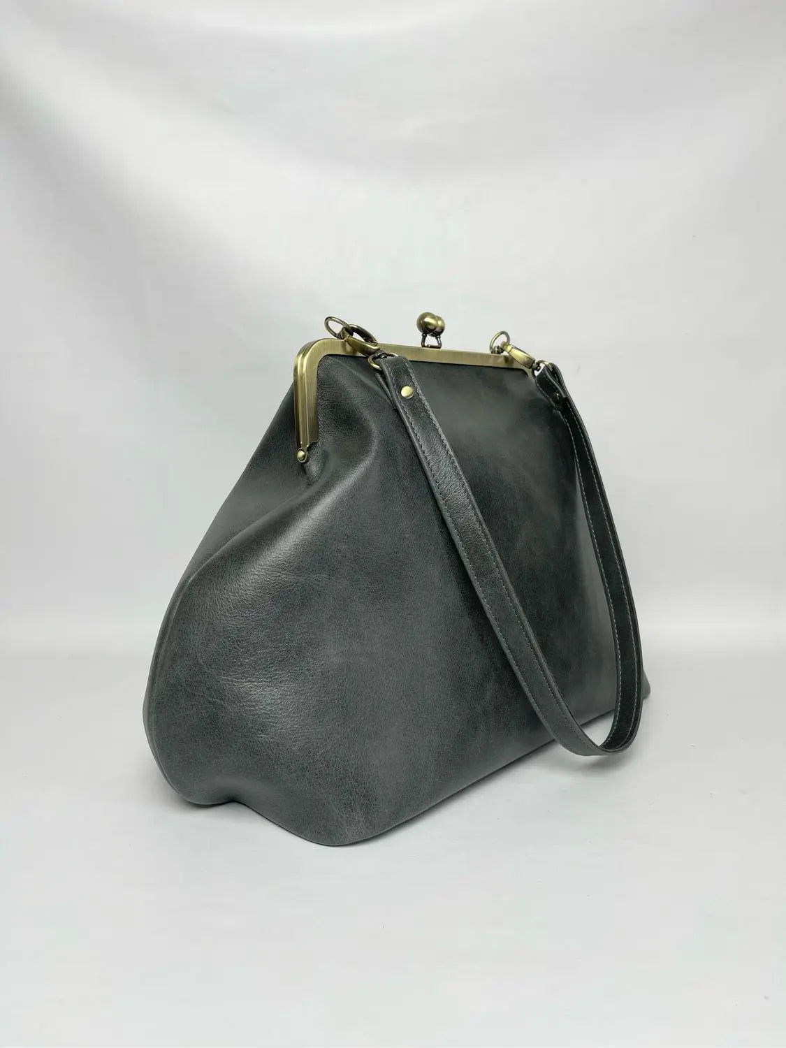 LOST IN VINTAGE Artificial Leather Bag Large Balls Bronze Kiss-lock Large Clutch Handbag Proudly Carried In Hand 35x30x20cm