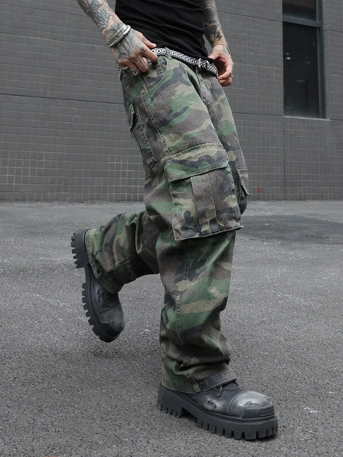 Men's Camouflage Utility Jeans. Multi-Pocket Design. Stylish and Trendy. Loose Fit.