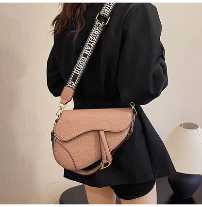 24*20*6cm Hot selling light luxury underarm saddle bag, new niche design, casual shoulder crossbody bag bags