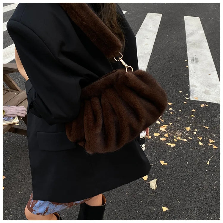 New Womens Shoulder Bag Fluffy Crossbody Bag Vintage Faux Fur Cloud Purse for Autumn Winter Commuting Simplified Storage Bags