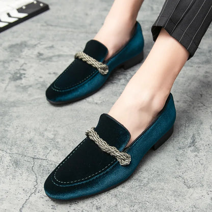 British Style Men Loafers Fashionable Classic Suede Deerskin Casual Dress Brooch Twisted Personality Small Leather Shoes 38-48