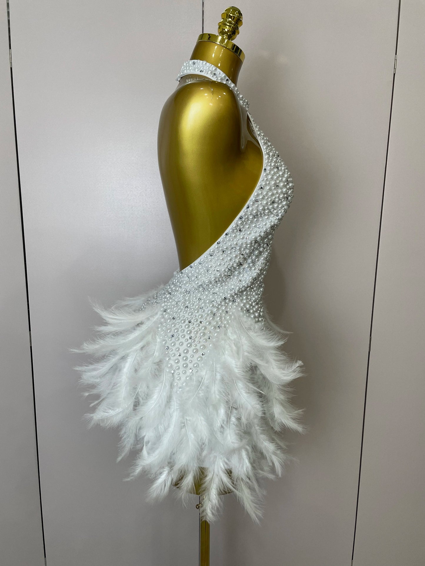 Women Luxury Rhinestones Pearls Feathers Halter Backless Short Dress Women Sexy Celebrate Birthday Dress Nightclub Stage Costume