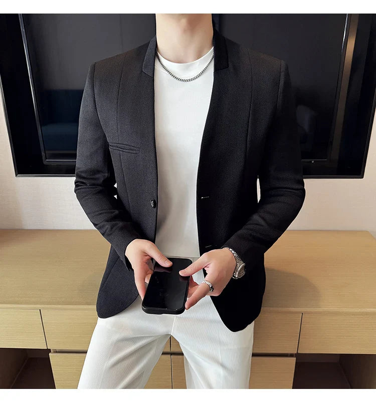 The new Chinese-style collarless suit is fashionable, handsome and versatile. It is a solid-color Korean-style fitted and fashio