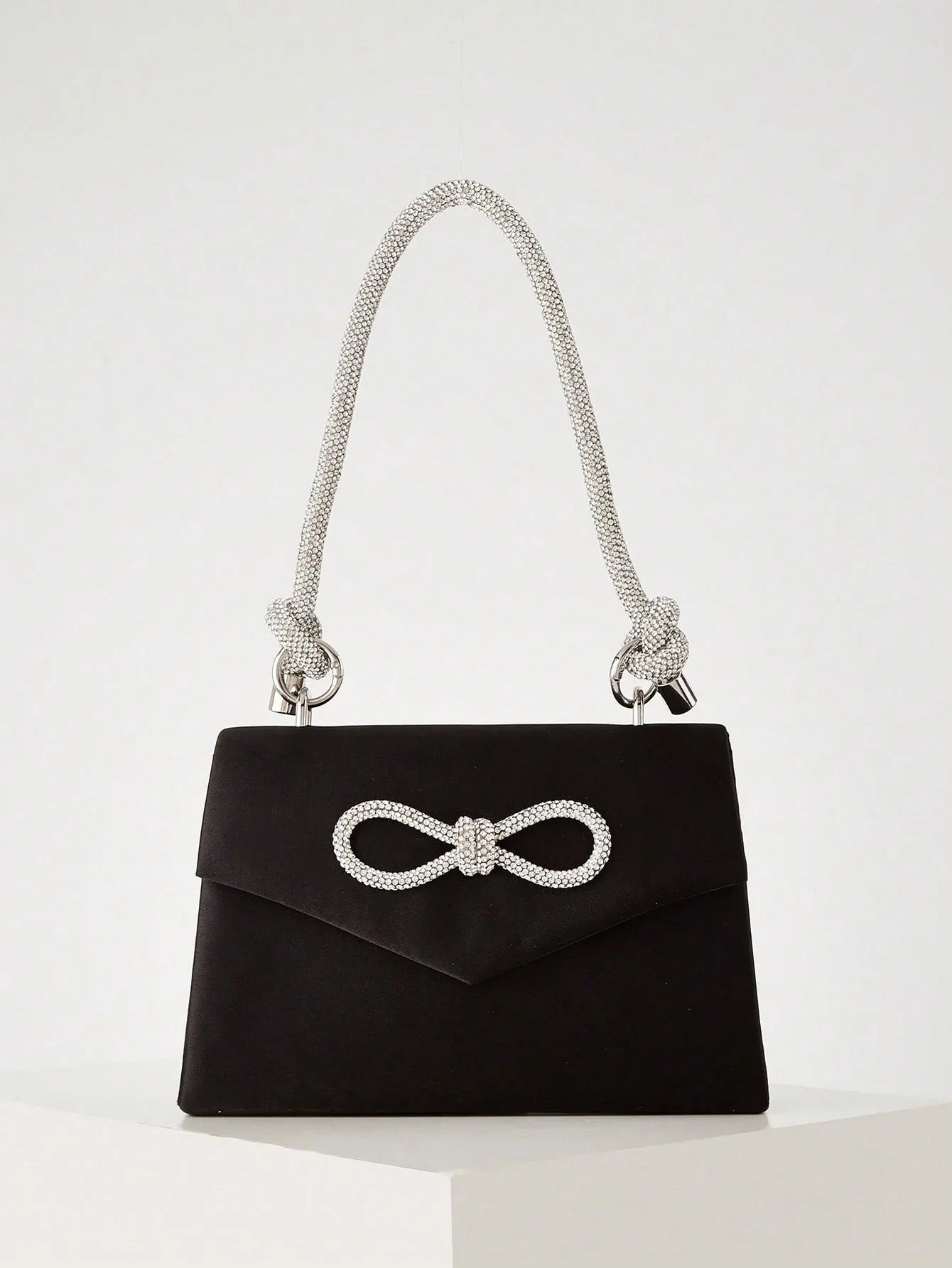 Exquisite and gorgeous butterfly diamond handbag, fashionable and versatile chain shoulder crossbody bag, suitable for travel.