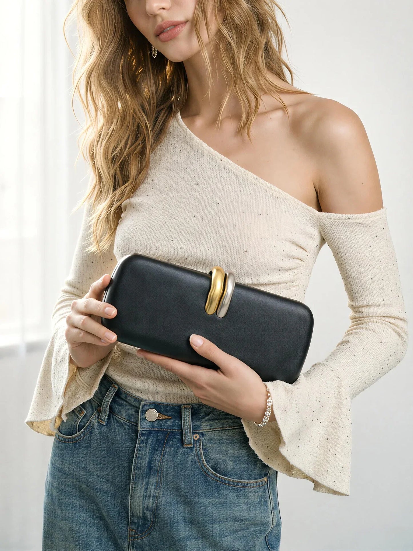Stylish and luxurious design womens clutch evening bag shoulder bag/crossbody bag with chain suitable for weddings and parties.