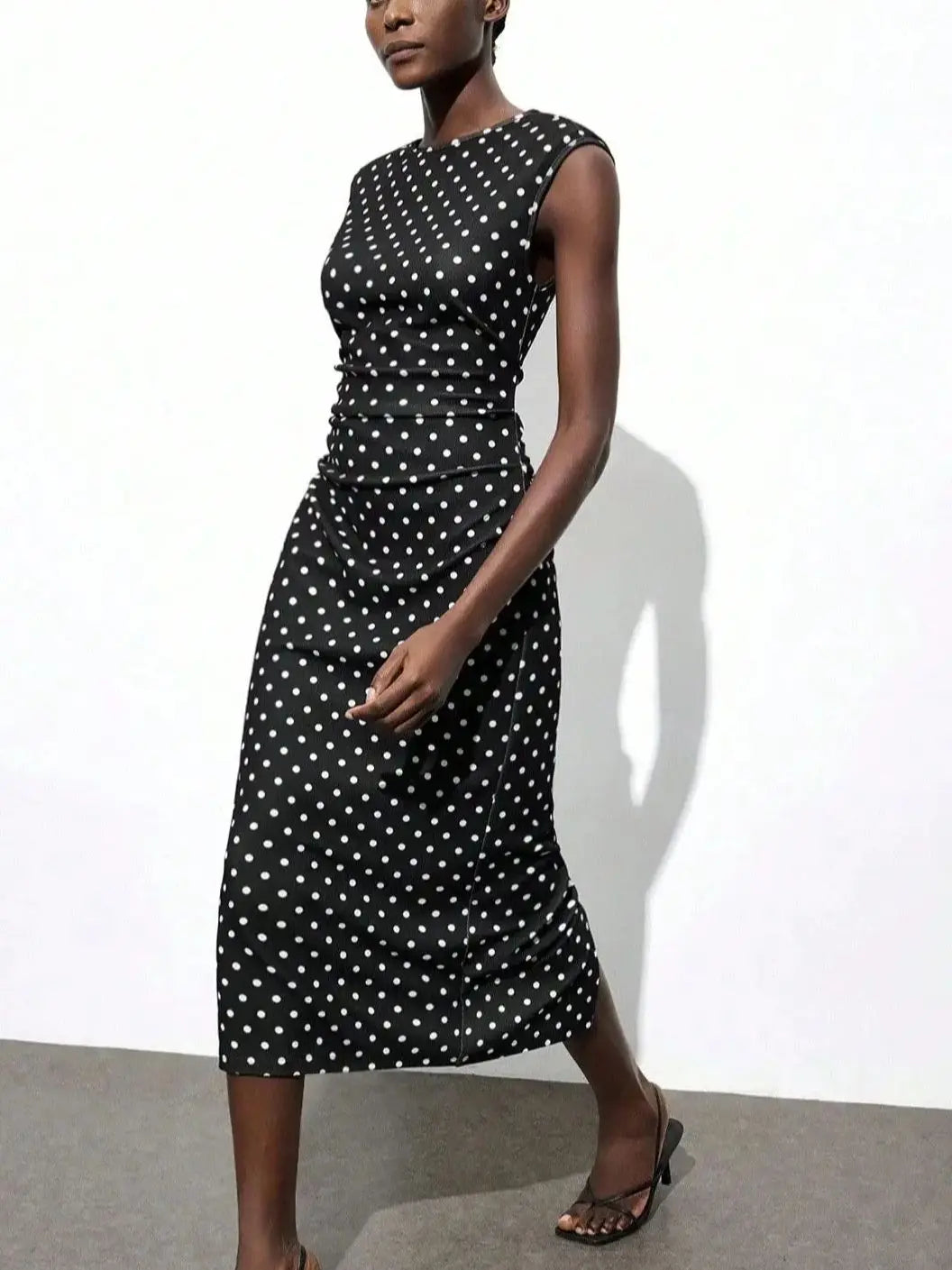 2026 Summer Women's Fashionable and Sexy Polka Dot Fitted Waist Round Neck Sleeveless Dress with Built-in Shoulder Pads